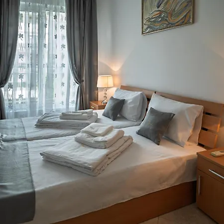 Nora ساني بيتش